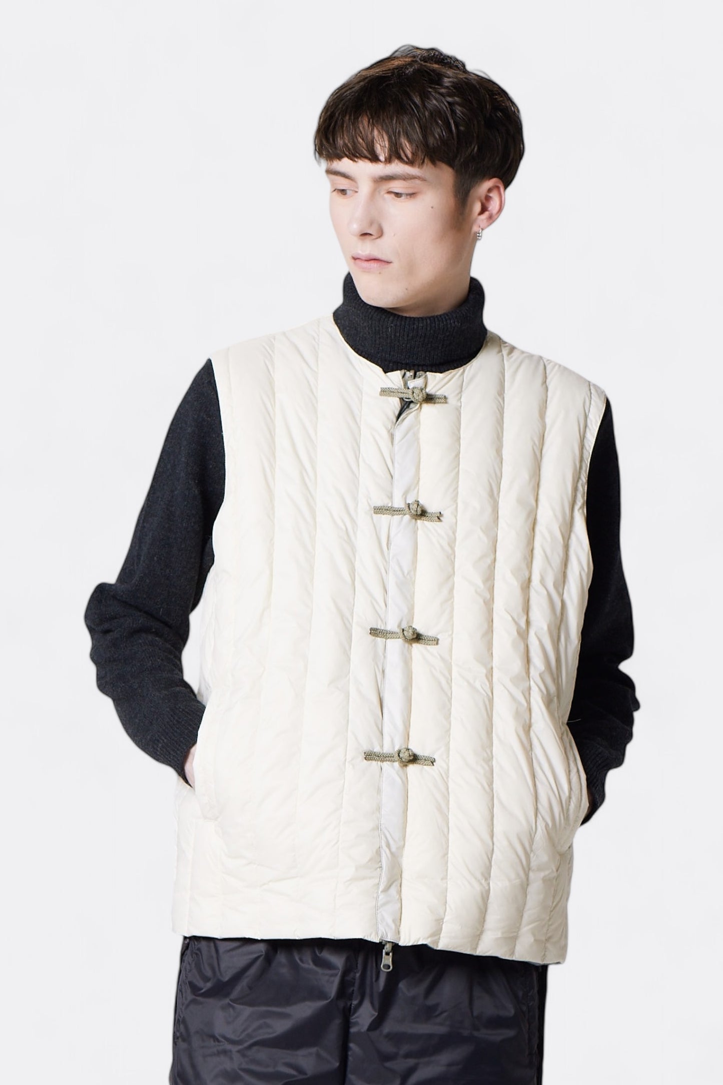 Veste Gilet Taion - Reversible China Button Inner Down Vest (Off White / Sage)